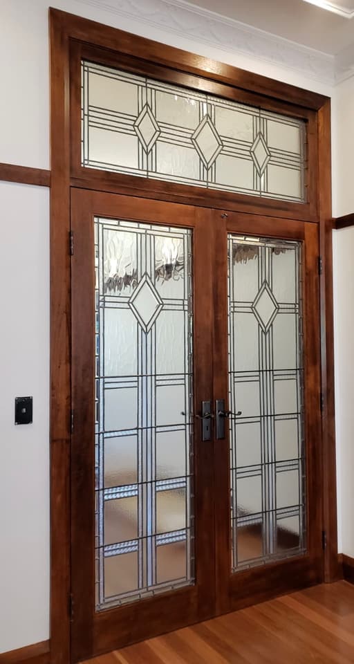 Contemporary glazed door with a minimalist diamond leadlight fanlight